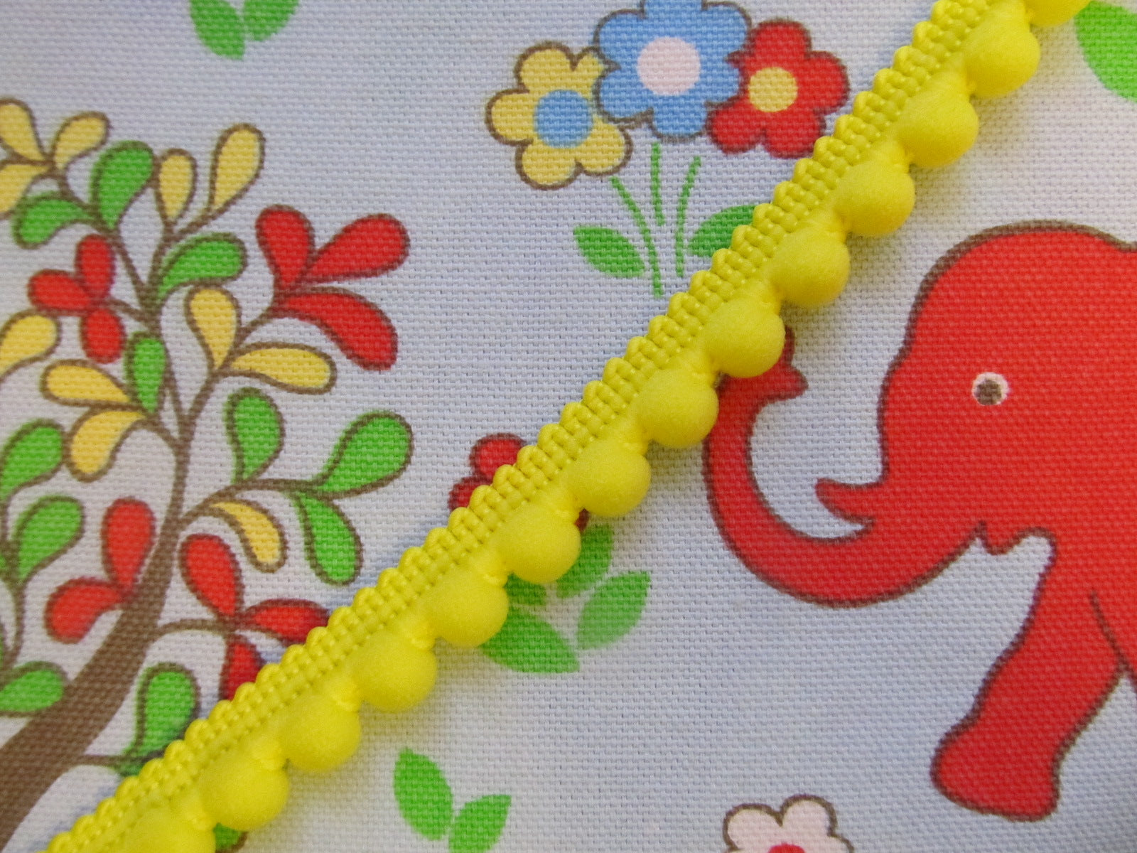 Small Pom Pom Trim with Fixed Bobbles