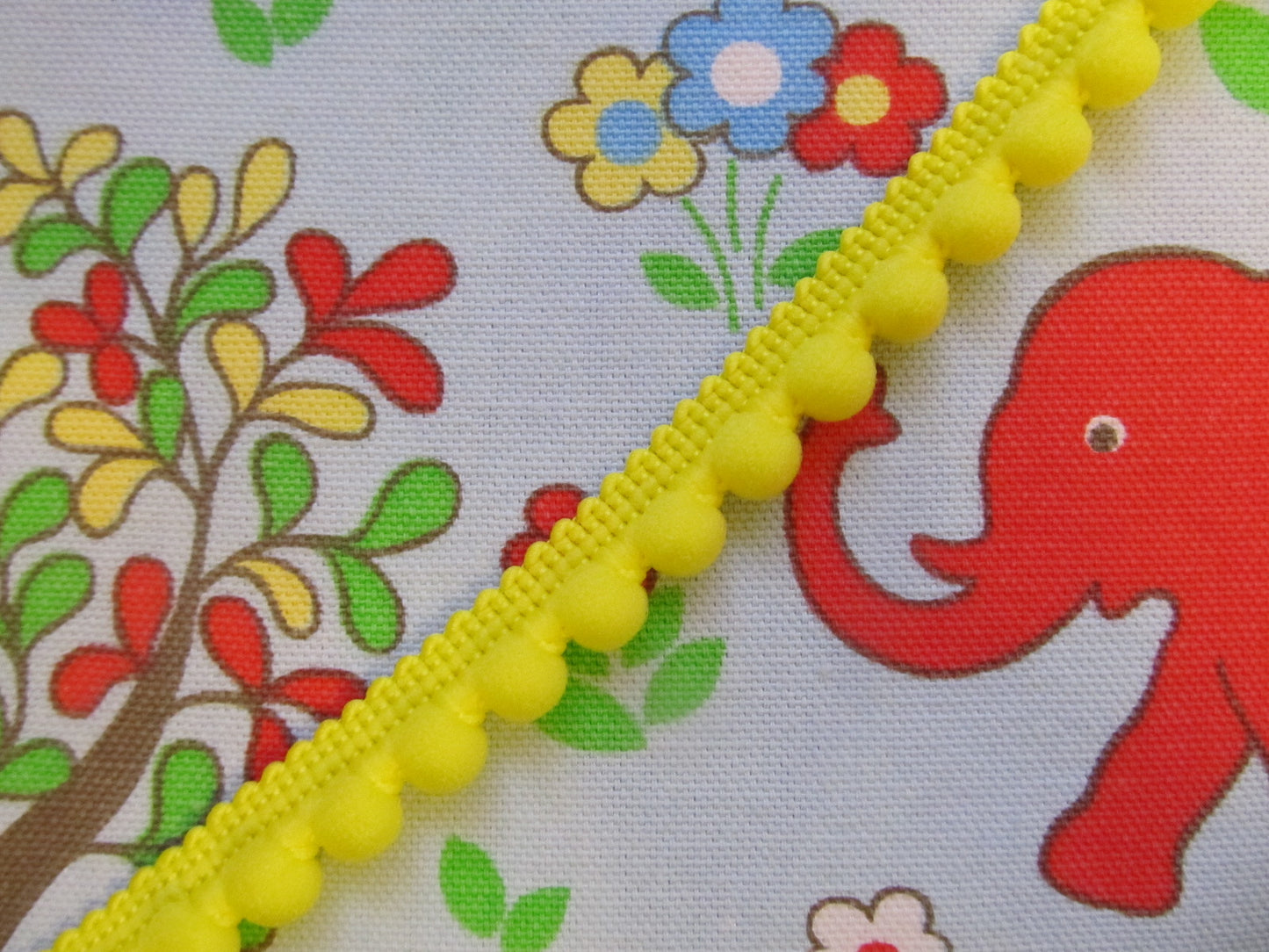 Small Pom Pom Trim with Fixed Bobbles