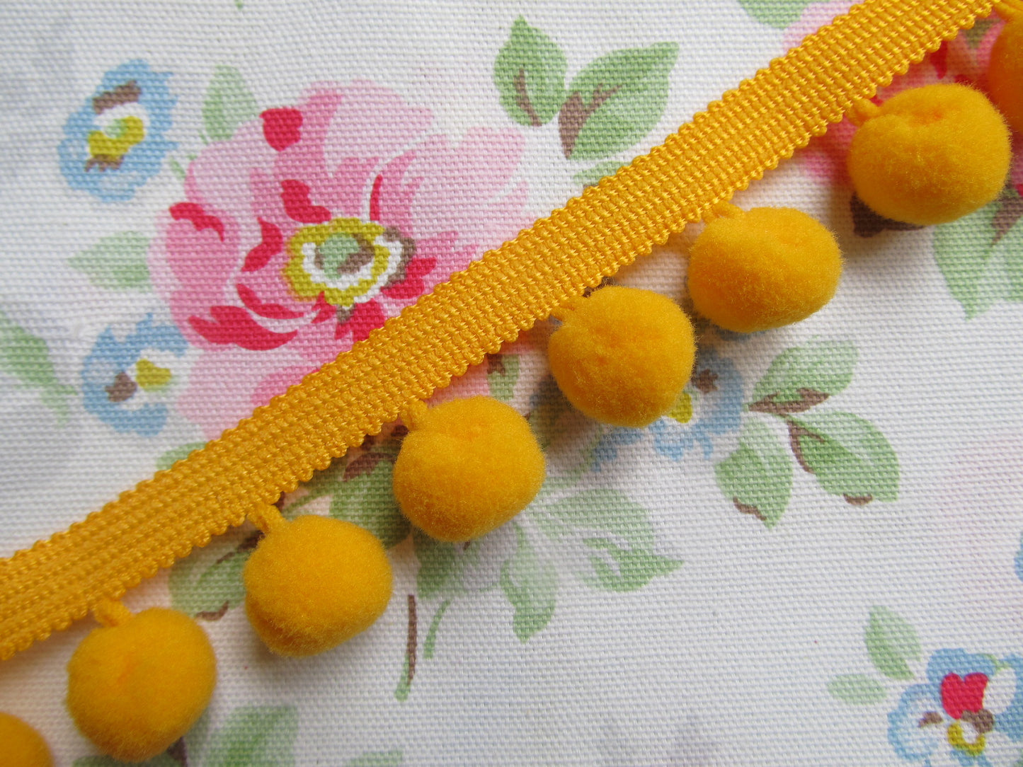 Jumbo Pom Pom Trim