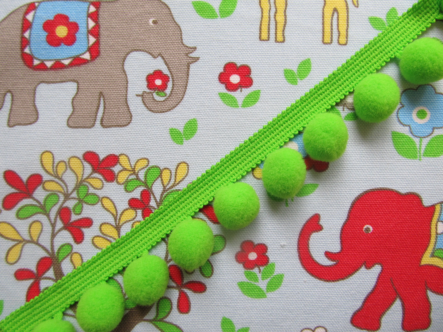Jumbo Pom Pom Trim