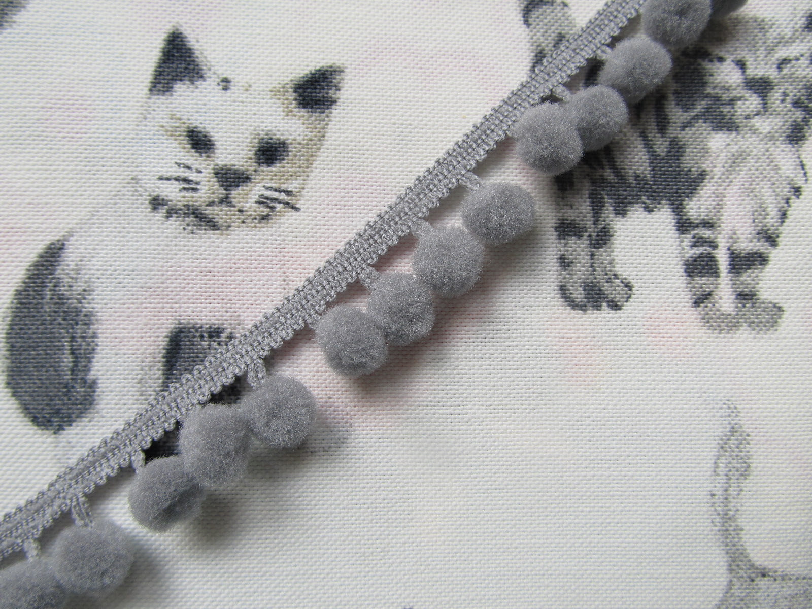 Medium Pom Pom Trim