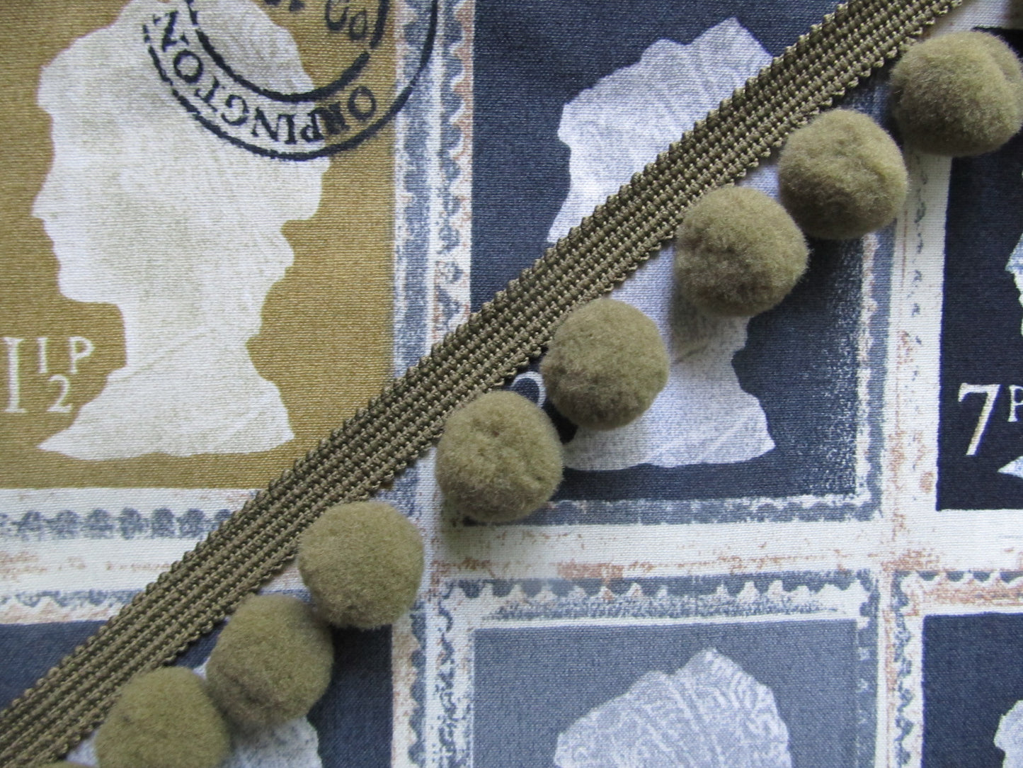Jumbo Pom Pom Trim