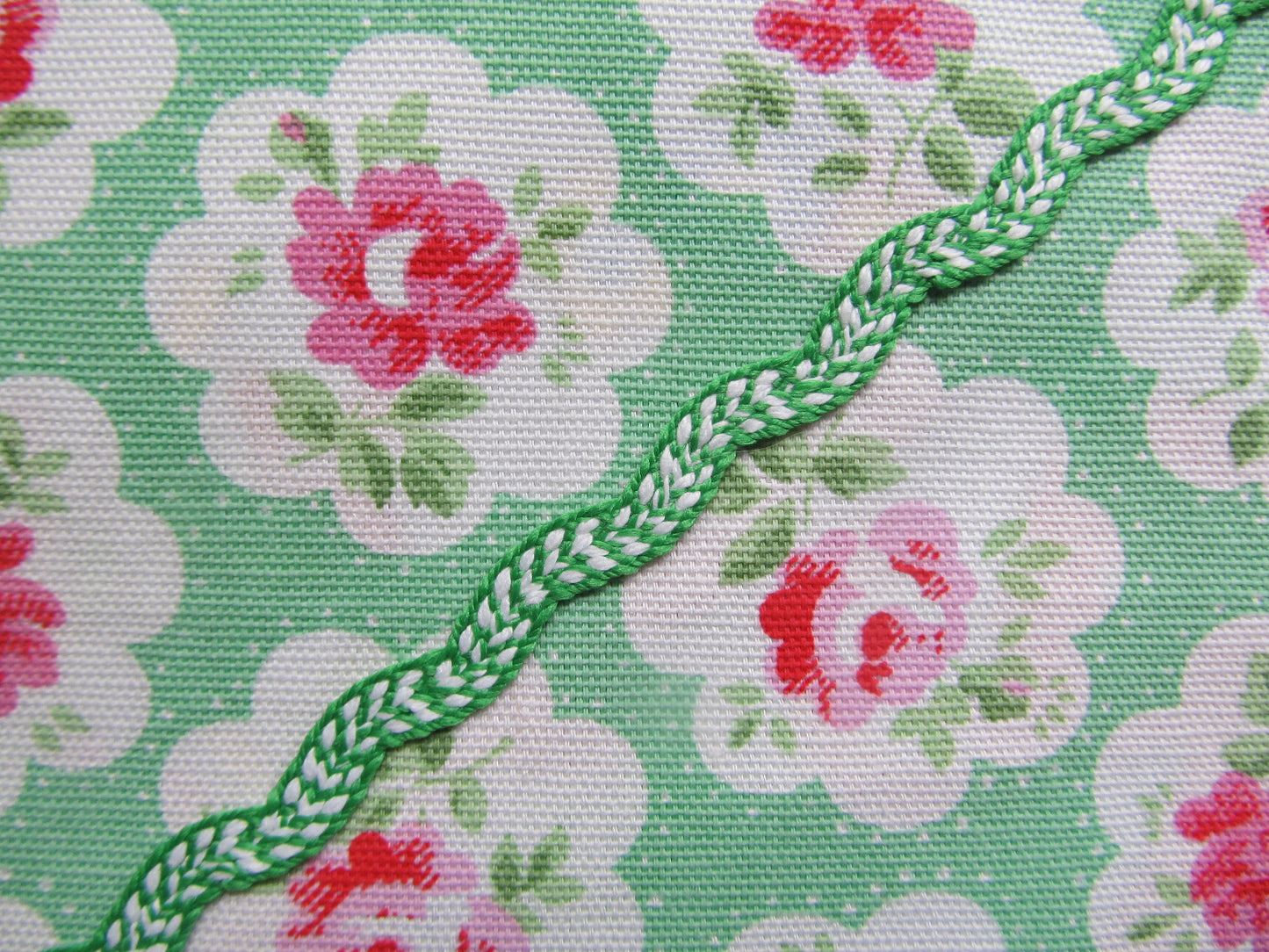 Plaited Vine Ric Rac Trim - 1 Metre