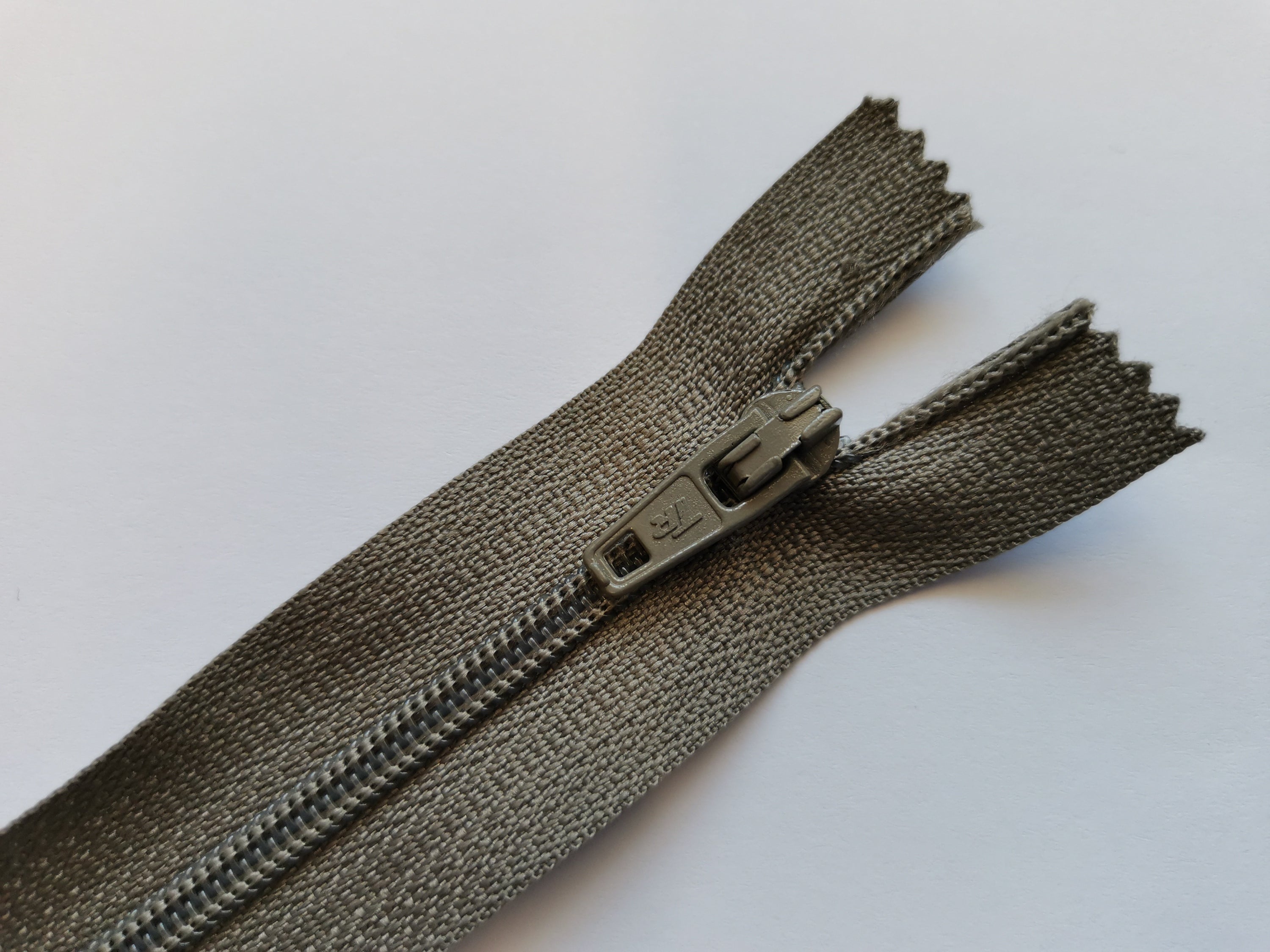 Closed End Zip - 22" (55cm)