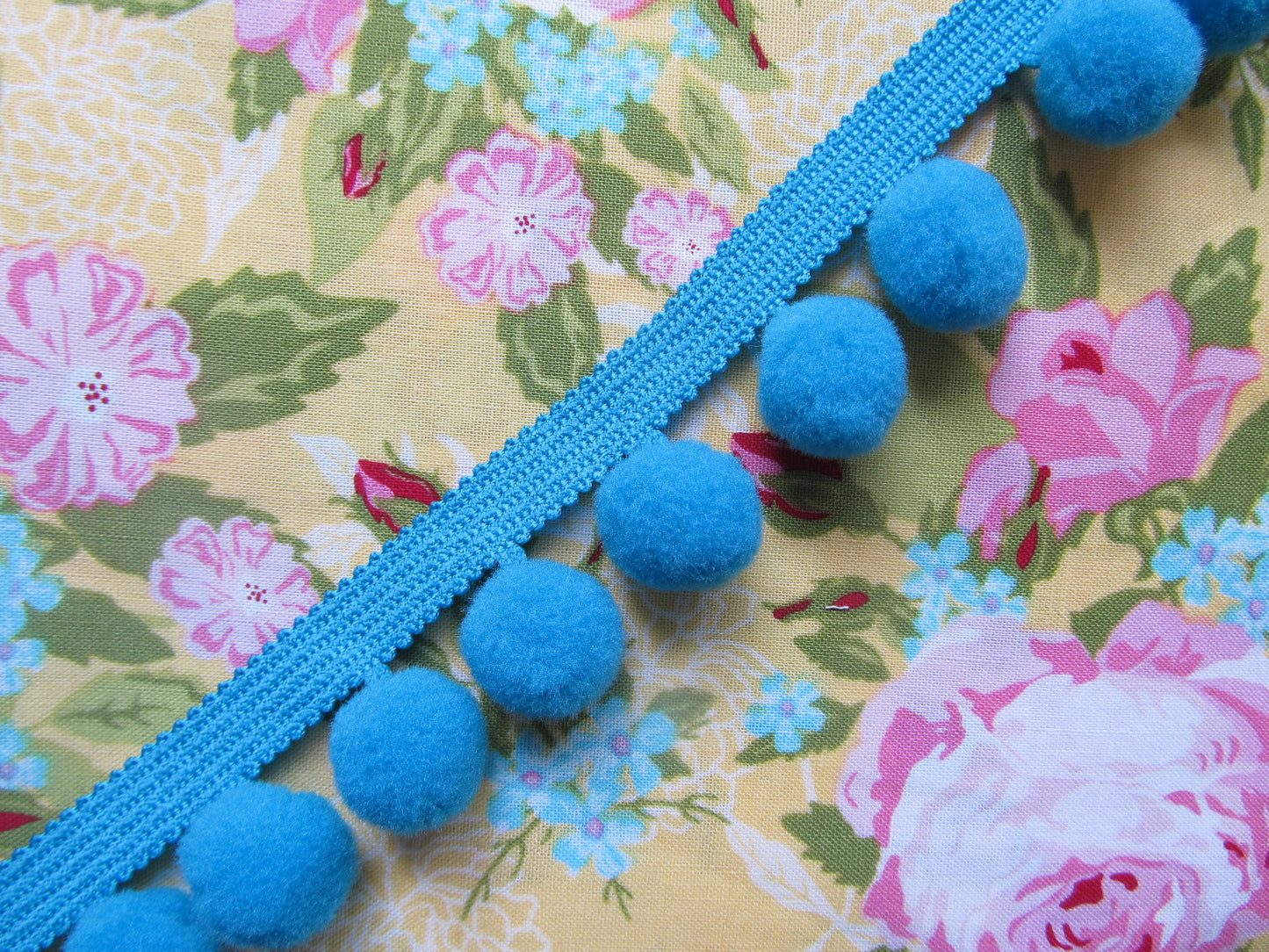 Jumbo Pom Pom Trim
